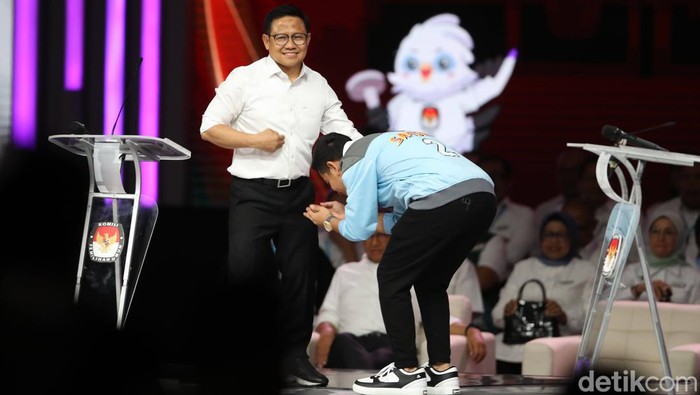 Debat Cawapres Usai, Gibran Sungkem ke Cak Imin KPU telah selesai menyelenggarakan debat Pilpres keempat yang menjadi porsi cawapres di JCC, Senayan, Jakarta Pusat, Minggu (21/1) malam.