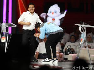 Momen Gibran Cium Tangan Cak Imin-Mahfud Seusai Debat Cawapres