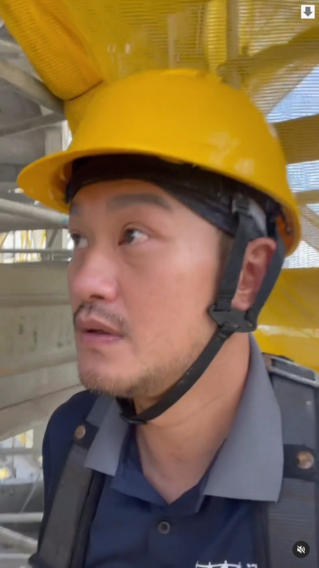 Bulan lalu, Deep Ng memutuskan untuk keluar dari agensi Emperor Entertainment Group dan menjadi pekerja konstruksi. Tidak malu dengan hal itu, pria 40 tahun tersebut justru membanggakannya di Instagram. Foto: Instagram