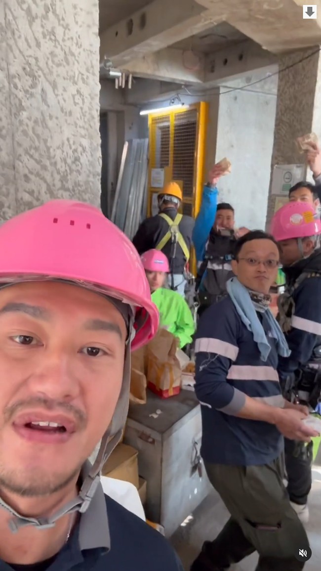 Dalam berbagai postingan, Deep mengungkap kesehariannya menjalani pekerjaan. Baru-baru ini, ia menunjukkan seperti apa makanan yang mereka dapatkan. Berbeda dengan santapan yang biasanya dipamerkan selebriti, Deep tampak puas dengan bok nasi yang sederhana. Foto: Instagram