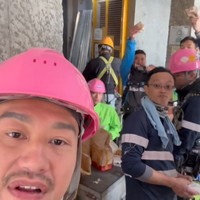 Dalam berbagai postingan, Deep mengungkap kesehariannya menjalani pekerjaan. Baru-baru ini, ia menunjukkan seperti apa makanan yang mereka dapatkan. Berbeda dengan santapan yang biasanya dipamerkan selebriti, Deep tampak puas dengan bok nasi yang sederhana. Foto: Instagram