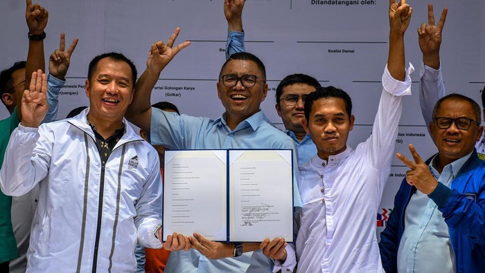 Ketua Bawaslu Rahmat Bagja (kiri) bersama perwakilan Koalisi Damai Wijaya menandatangani papan Deklarasi Pemilu Damai di Thamrin 10, Jakarta, Minggu (21/1/2024). Bawaslu mendeklarasikan Pemilu Damai bersama sejumlah partai politik dan pihak penyedia media sosial untuk berkomitmen bersama menghadirkan kampanye pemilu yang berintegritas di media sosial Pemilu 2024. ANTARA FOTO/Sulthony Hasanuddin/rwa.