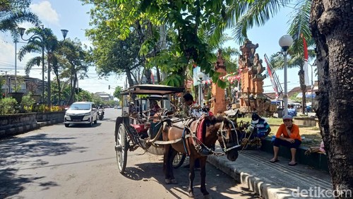 Dokar yang masih tersisa di depan Pasar Ijo Gading, Jembrana beberapa waktu lalu.