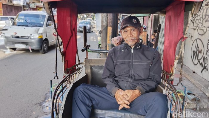 Emid (62) pengayuh becak di Suniaraja, Kota Bandung