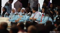 Pantau detikcom di JCC, Senayan, Jakarta, Minggu (21/1/2024), Erick Thohir, Khofifah, dan Kaesang duduk di jejran belakang Prabowo-Gibran. Istri Kaesang, Erina Gudono, juga duduk di belakang Prabowo-Gibran.