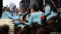 Gubernur Jatim Khofifah juga turut sejejer dengan Erick Thohir dan Kaesang. Khofifah mengenakan baju dam jaket biru muda seperi Erick dan Kaesang.