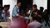 Selain itu tampak Ketum Demokrat, AHY, juga tiba di jajaran pendukung Prabowo-Gibran.