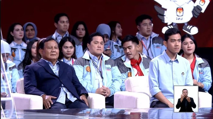 Sederet tokoh pendukung pasangan calon nomor urut 2 Prabowo Subianto-Gibran Rakabuming Raka menghadiri debat Pilpres 2024 keempat. Tokoh yang turut hadir antara lain Erick Thohir, Khofifah Indar Parawansa, hingga Kaesang Pangarep di JCC, Senayan, Jakarta, Minggu (21/1/2024).