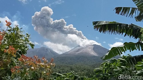 Erupsi Gunung Lewotobi Laki-laki di Flores Timur, NTT.