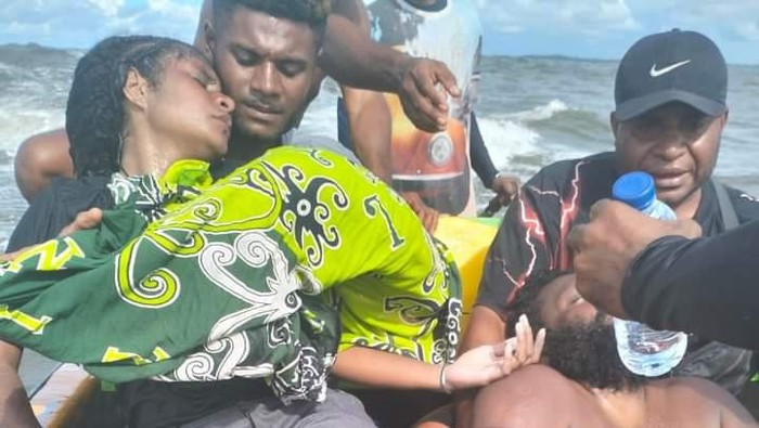 Evakuasi penumpang selamat speedboat terbalik di Mamberamo Raya, Papua.