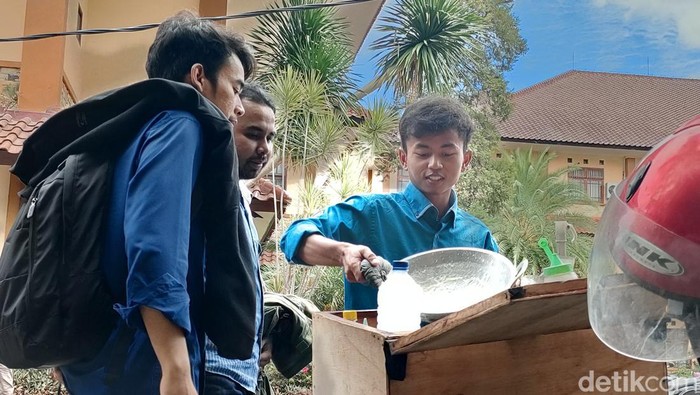 Firmansyah alias Iman (23) penjual cilung sambil kuliah di Universitas Garut
