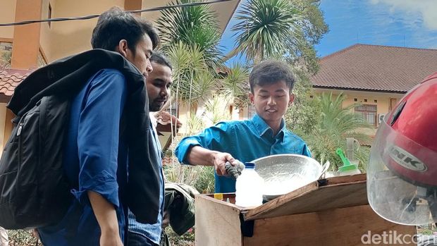 Firmansyah alias Iman (23) penjual cilung sambil kuliah di Universitas Garut