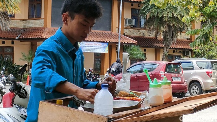 Firmansyah alias Iman (23) penjual cilung sambil kuliah di Universitas Garut