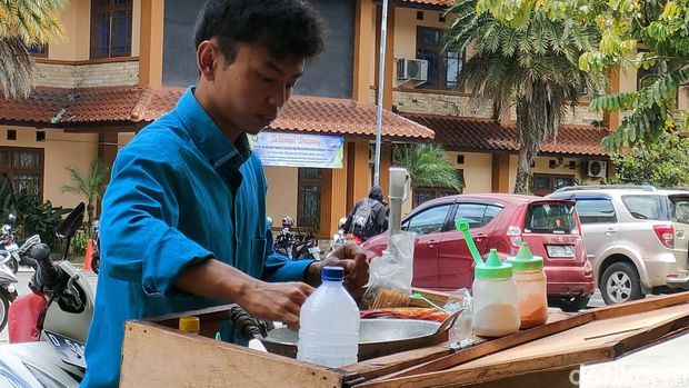 Firmansyah alias Iman (23) penjual cilung sambil kuliah di Universitas Garut