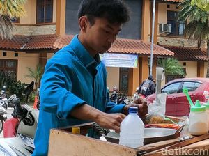 Firman Mahasiswa Penjual Cilung Lulus Kuliah, IPK-nya Fantastis!