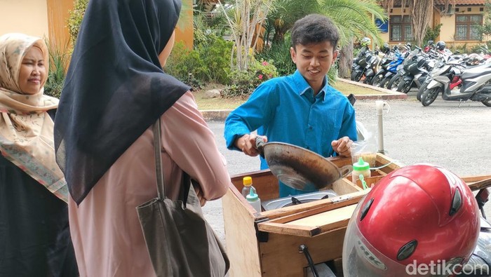 Firmansyah, mahasiswa Uniga yang rela ngojek dan jualan cilung demi bisa kuliah