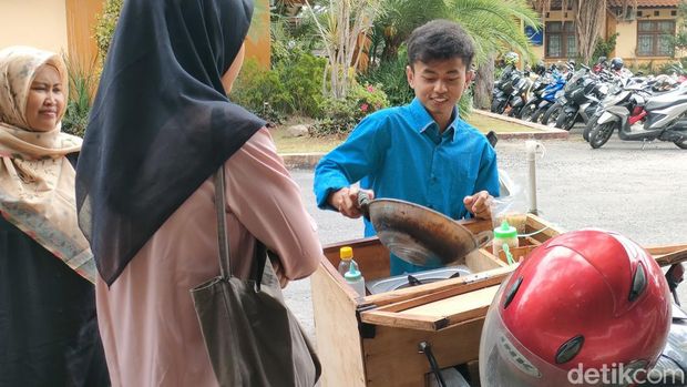 Firmansyah, mahasiswa Uniga yang rela ngojek dan jualan cilung demi bisa kuliah