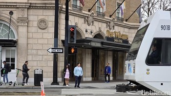 Galaxy S24 Ultra masih memiliki empat kamera. Komposisinya terdiri dari kamera utamanya berukuran 200 MP dilengkapi OIS, bersanding ultra-wide 12 MP, kamera telephoto periskop 50 MP dengan kemampuan zoom 5x, dan kamera telephoto 10 MP dengan zoom 3x. Foto: Adi Fida Rahman/detikINET