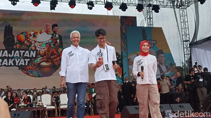 Ganjar, Atikoh dan Alam saat bernyanyi Rumah Kita