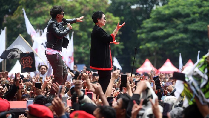 Capres nomor urut 3 Ganjar Pranowo melakukan kampanye akbar di Lapangan Tegalega, Bandung, Jawa Barat, Minggu (21/1/2024). Ganjar didampingi langsung oleh Ketum PDIP Megawati Soekarnoputri.