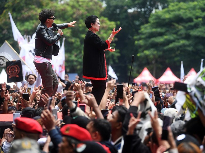 Capres nomor urut 3 Ganjar Pranowo melakukan kampanye akbar di Lapangan Tegalega, Bandung, Jawa Barat, Minggu (21/1/2024). Ganjar didampingi langsung oleh Ketum PDIP Megawati Soekarnoputri.