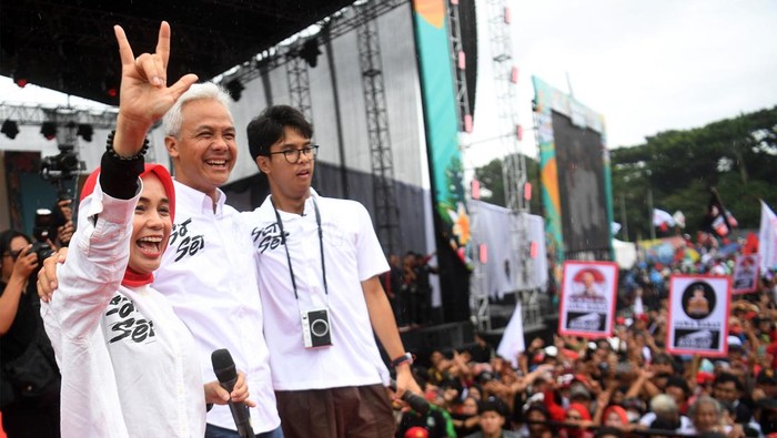 Capres nomor urut 3 Ganjar Pranowo melakukan kampanye akbar di Lapangan Tegalega, Bandung, Jawa Barat, Minggu (21/1/2024). Ganjar didampingi langsung oleh Ketum PDIP Megawati Soekarnoputri.