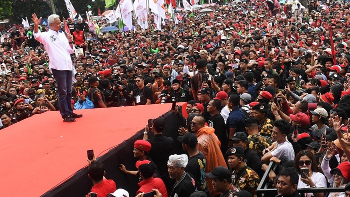 Capres nomor urut 3 Ganjar Pranowo melakukan kampanye akbar di Lapangan Tegalega, Bandung, Jawa Barat, Minggu (21/1/2024). Ganjar didampingi langsung oleh Ketum PDIP Megawati Soekarnoputri.