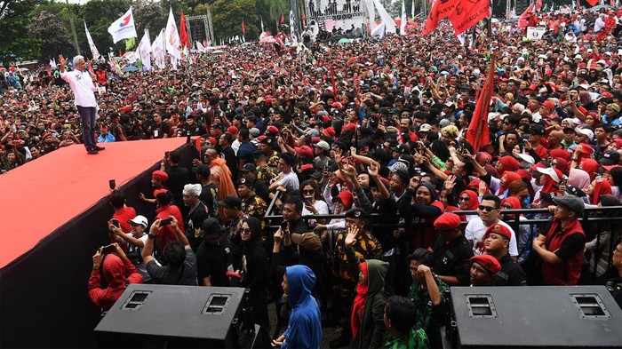 Capres nomor urut 3 Ganjar Pranowo melakukan kampanye akbar di Lapangan Tegalega, Bandung, Jawa Barat, Minggu (21/1/2024). Ganjar didampingi langsung oleh Ketum PDIP Megawati Soekarnoputri.