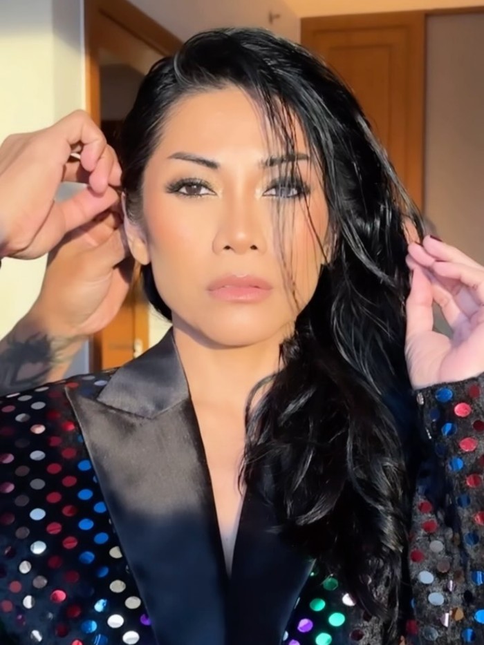 Gaya Anggun C. Sasmi di Soft Launching High End Brands by Shopee.