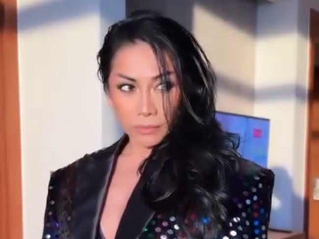 Gaya Anggun C. Sasmi di Soft Launching High End Brands by Shopee.