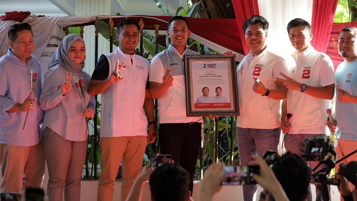 Gen Z dan Keluarga Besar Alumni KPU Dukung Prabowo-Gibran Gen-z dari berbagai organisasi relawan dan Keluarga Besar Alumni KPU melakukan deklarasi dukungan kepada Prabowo-Gibran di Kertanegara, Jakarta, Sabtu (20/1/2024).