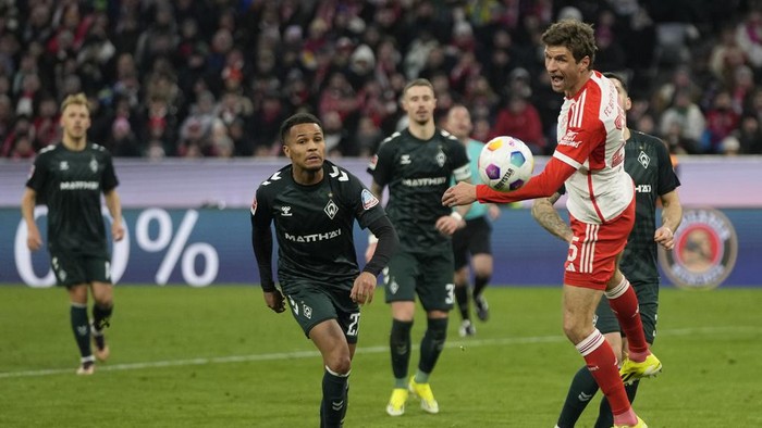 Bayerns Thomas Mueller, right, is challenged by Bremens Felix Agu, centre, during the German Bundesliga soccer match between Bayern Munich and Werder Bremen at the Allianz Arena stadium in Munich, Germany, Sunday, Jan. 21, 2024. (AP Photo/Matthias Schrader)