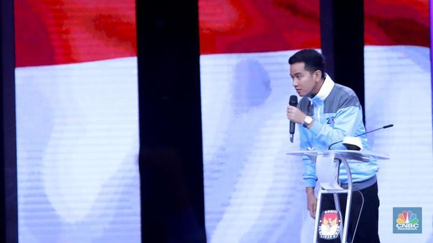 Gestur tubuh Cawapres nomor urut dua Gibran Rakabuming Raka saat menyindir dalam menanggapi jawaban Cawapres nomor urut tiga Mahfud MD. (վ/Muhammad Sabki)