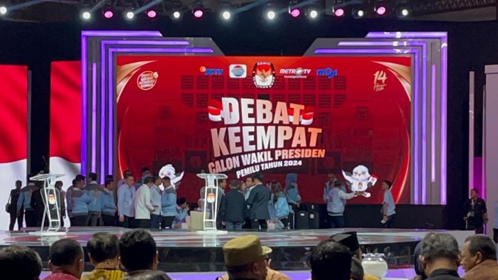 Gibran berdiskusi dengan Prabowo, Bahlil dan Yusril di jeda debat keempat Pilpres 2024
