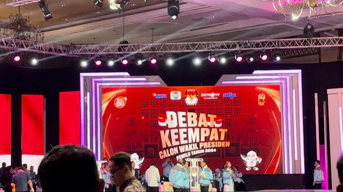 Gibran diskusi dengan Erick Thohir di jeda debat keempat Pilpres 2024
