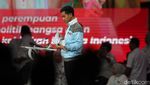 Momen Gibran Diskusi dengan Tim Saat Jeda Debat Keempat