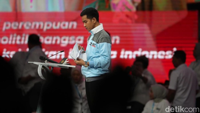 Cawapres nomor urut 2, Gibran Rakabuming Raka, berdiskusi dengan Ketua Tim Kampanye Nasional (TKN) Prabowo Subianto-Gibran Rakabuming Raka, Rosan Roeslani, saat jeda debat cawapres keempat di JCC, Jakarta, Minggu (21/1/2024).