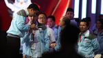 Momen Gibran Diskusi dengan Tim Saat Jeda Debat Keempat