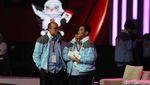 Momen Gibran Diskusi dengan Tim Saat Jeda Debat Keempat
