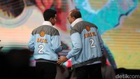 Cawapres nomor urut 2, Gibran Rakabuming Raka, berdiskusi dengan Ketua Tim Kampanye Nasional (TKN) Prabowo Subianto-Gibran Rakabuming Raka, Rosan Roeslani, saat jeda debat cawapres keempat di JCC, Jakarta, Minggu (21/1/2024).