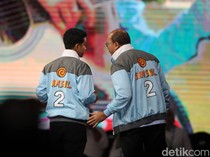 Momen Gibran Diskusi dengan Tim Saat Jeda Debat Keempat