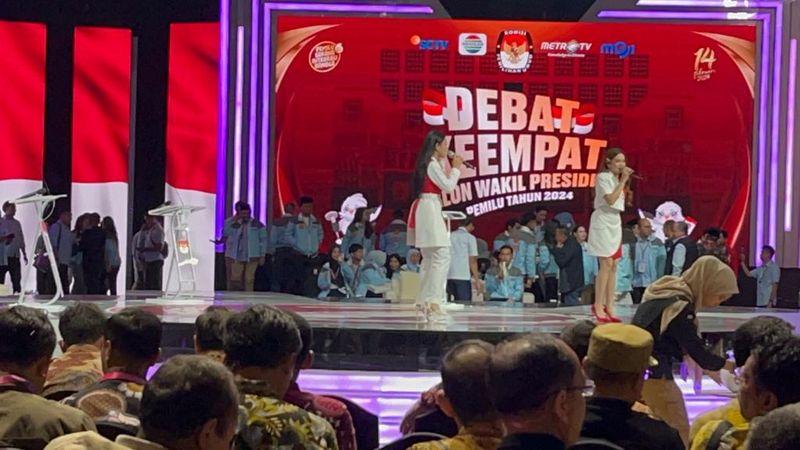 Momen Gibran Makan Pisang Saat Jeda Debat Keempat