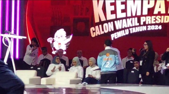 Gibran tawarkan donat ke istri Anies, Fery Farhati