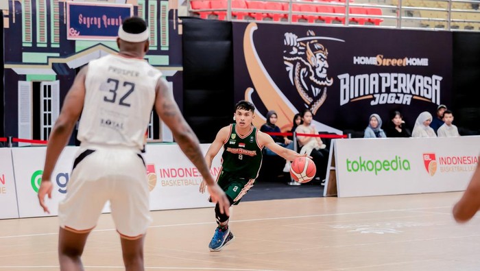 Guard Bima Perkasa Jogja, Avin Kurniawan saat menghadapi Dewa United di IBL 2024 di GOR Pancasila UGM, Sabtu (20/1/2024).