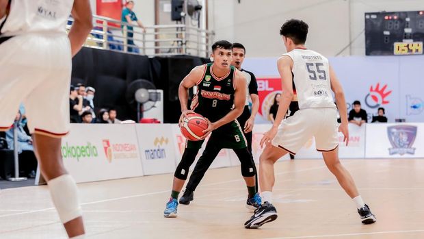 Guard Bima Perkasa Jogja, Avin Kurniawan saat menghadapi Dewa United di IBL 2024 di GOR Pancasila UGM, Sabtu (20/1/2024).