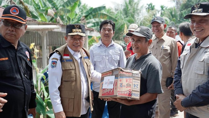 Gubernur Jambi Al Haris beri bantuan ke korban banjir di Sarolangun.