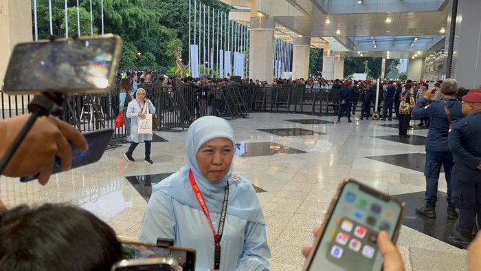 Gubernur Jawa Timur Khofifah Indar Parawansa tiba di Jakarta Convention Center (JCC), Jakarta (Anggi Muliawati/detikcom)