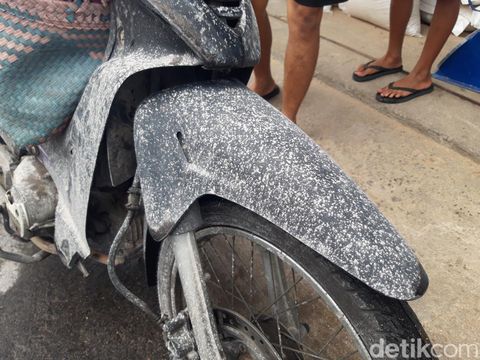Hujan abu dampak aktivitas vulkanik Gunung Merapi mengguyur sebagian wilayah Boyolali, siang hari ini Minggu (21/1/2024).