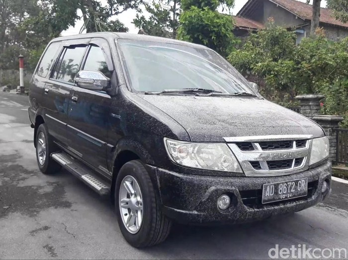 Hujan abu dampak aktivitas vulkanik Gunung Merapi mengguyur sebagian wilayah Boyolali, siang hari ini Minggu (21/1/2024).