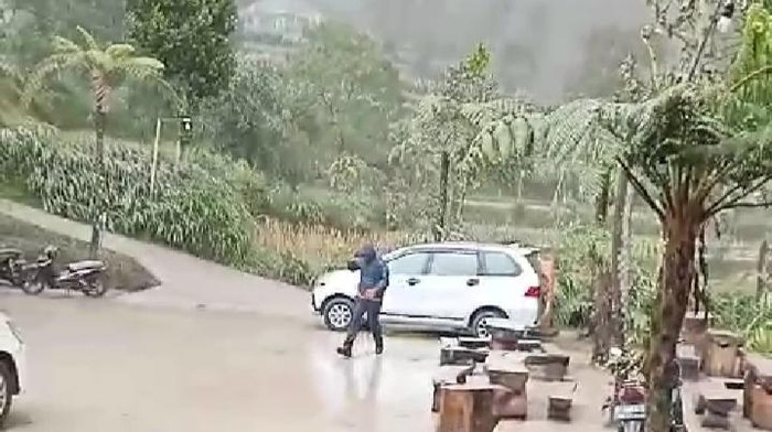 Hujan abu di Desa Tegalmulyo, Kecamatan Kemalang, Klaten, Minggu (21/1/2024) siang.